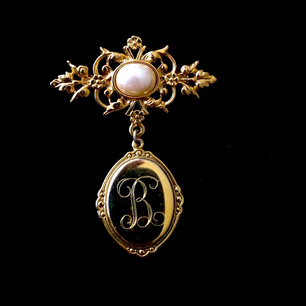 Vintage gold tone BROOCH Pin with faux pearl- etched ‘B’ in script